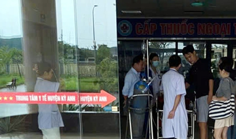 Nghẹt thở cấp cứu hai người ngạt kh&iacute; h&ocirc;n m&ecirc; do chạy m&aacute;y ph&aacute;t điện trong nh&agrave;- Ảnh 1.