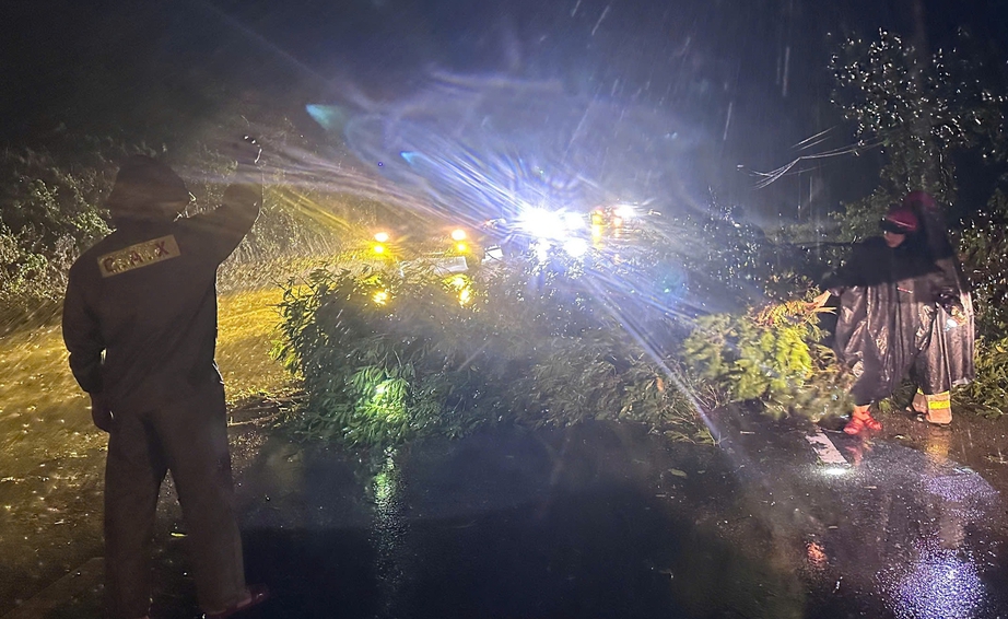 Khơi th&ocirc;ng đường s&aacute;, khắc phục hậu quả b&atilde;o số 5 ở H&agrave; Tĩnh- Ảnh 2.