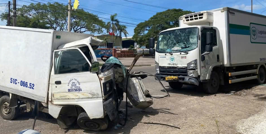 Gia Lai: Hai xe tải t&ocirc;ng nhau tr&ecirc;n quốc lộ 19, một t&agrave;i xế tử vong- Ảnh 1.