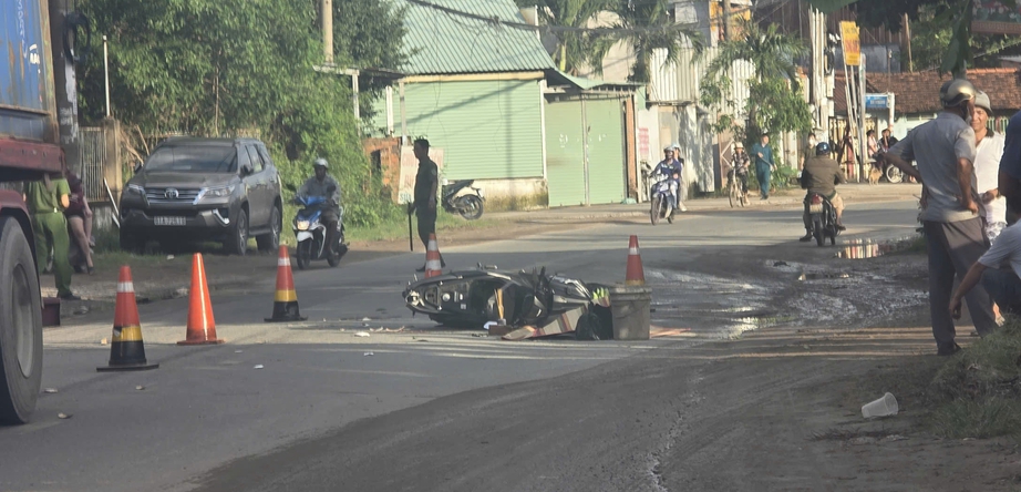 Xe container va chạm xe m&aacute;y, người đ&agrave;n &ocirc;ng tử vong thương t&acirc;m- Ảnh 1.