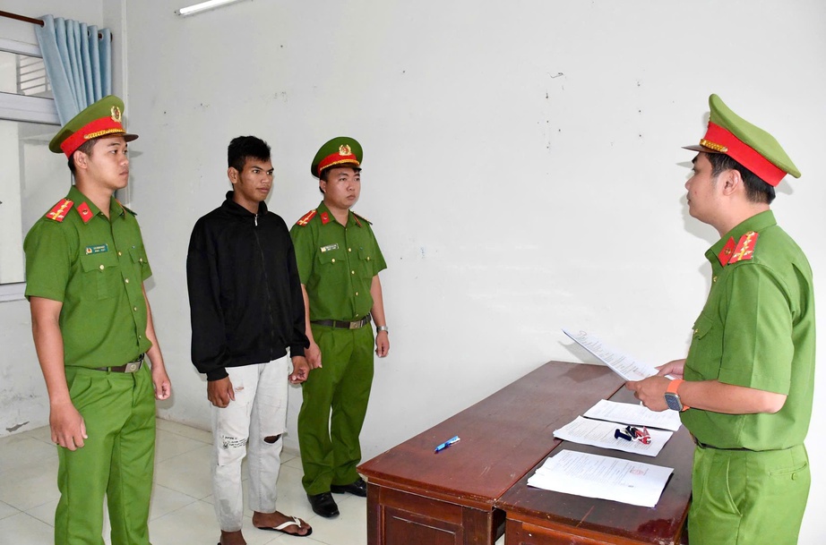 Nh&oacute;m thanh thiếu ni&ecirc;n mang theo hung kh&iacute; giải quyết m&acirc;u thuẫn ở qu&aacute;n nước- Ảnh 1.