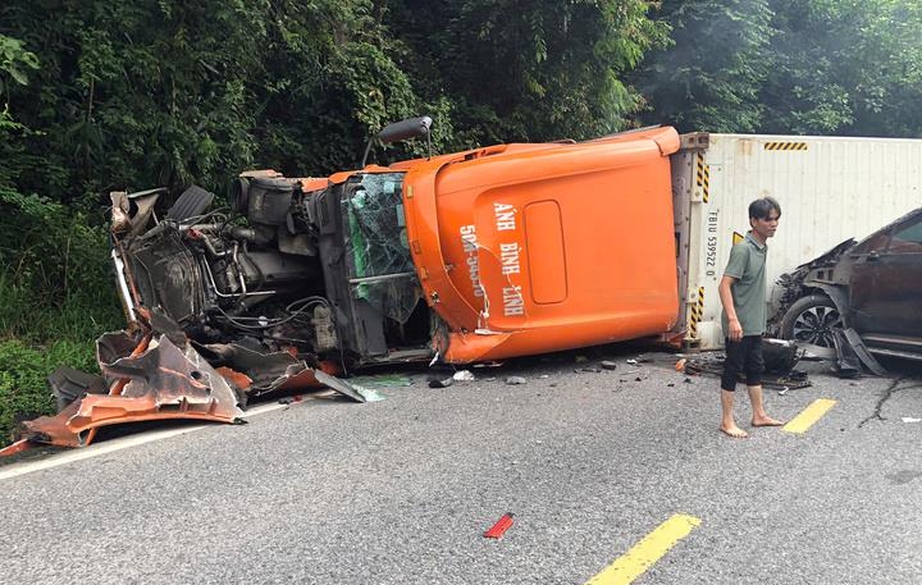 Đ&egrave;o Bảo Lộc t&ecirc; liệt sau tai nạn li&ecirc;n ho&agrave;n giữa xe container, &ocirc; t&ocirc; con v&agrave; xe kh&aacute;ch- Ảnh 1.