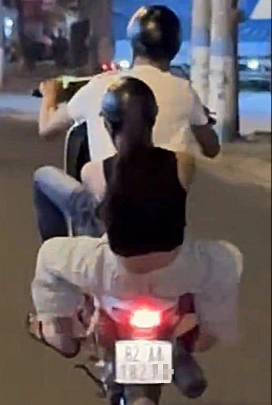 Tịch thu xe máy, phạt hành chính nam thanh niên chở bạn gái bốc đầu xe máy diễu phố- Ảnh 1. Tịch thu xe máy, phạt hành chính nam thanh niên chở bạn gái bốc đầu xe máy diễu phố- Ảnh 1.