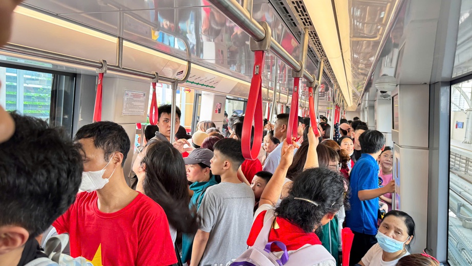 Xe bu&yacute;t, t&agrave;u điện chạy hết c&ocirc;ng suất giải tỏa h&agrave;nh kh&aacute;ch sau tổng duyệt A80- Ảnh 2.