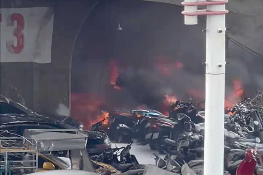 Ch&aacute;y b&atilde;i tr&ocirc;ng giữ xe dưới cầu Vĩnh Tuy, kh&oacute;i đen bốc cao h&agrave;ng chục m&eacute;t- Ảnh 1.