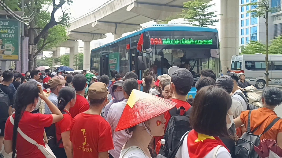 Xe bu&yacute;t, t&agrave;u điện chạy hết c&ocirc;ng suất giải tỏa h&agrave;nh kh&aacute;ch sau tổng duyệt A80- Ảnh 1.