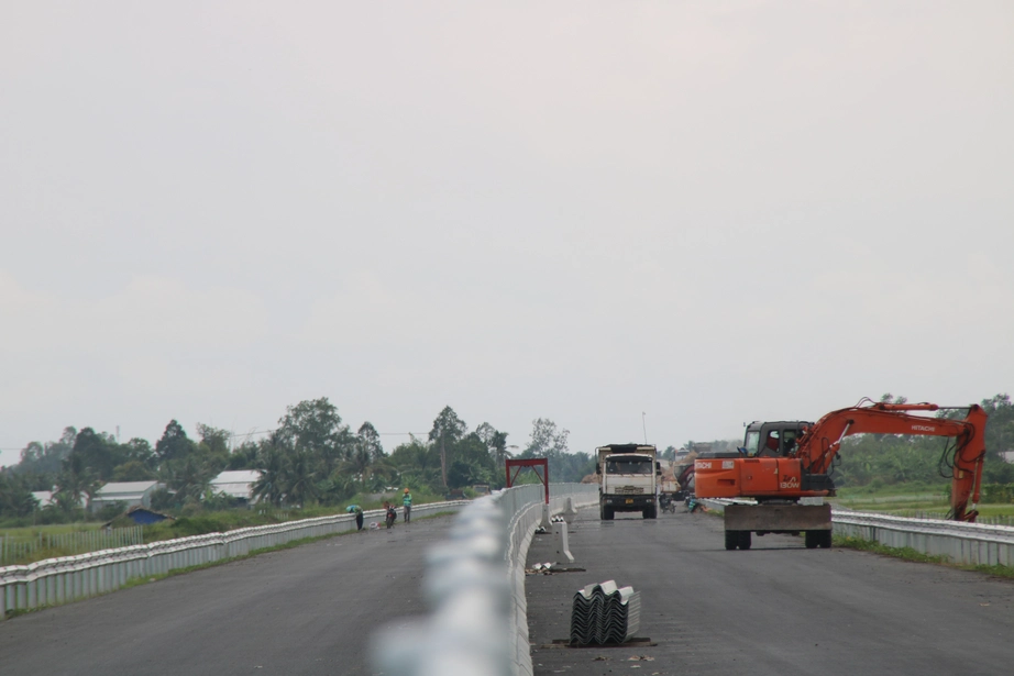 Cao tốc Cần Thơ - C&agrave; Mau c&ograve;n vướng mặt bằng, Bộ X&acirc;y dựng đề nghị địa phương sớm xử l&yacute;- Ảnh 1.