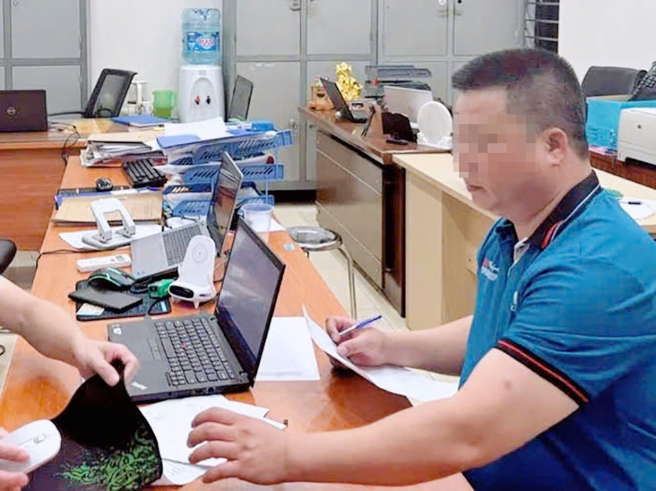 Danh t&iacute;nh người đ&agrave;n &ocirc;ng r&uacute;t ch&igrave;a kh&oacute;a &ocirc; t&ocirc; kh&aacute;ch đang chạy ở V&agrave;nh đai 3 tr&ecirc;n cao- Ảnh 1.