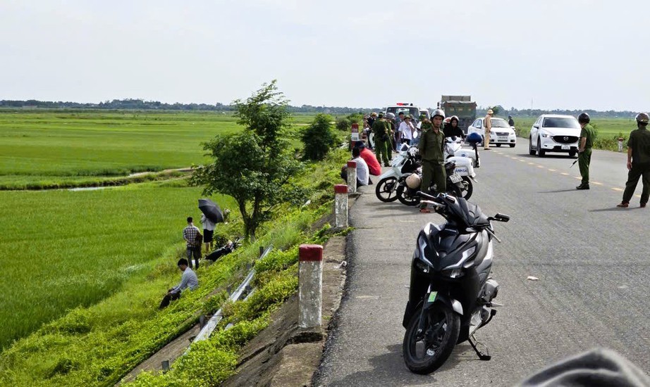 Người đàn ông tử vong cạnh xe máy bên quốc lộ 15D ở Quảng Trị- Ảnh 2. Người đàn ông tử vong cạnh xe máy bên quốc lộ 15D ở Quảng Trị- Ảnh 2.