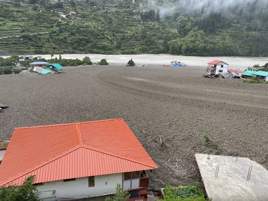 Lũ qu&eacute;t g&acirc;y sạt lở kinh ho&agrave;ng ở Ấn Độ: Số người mất t&iacute;ch tăng gấp đ&ocirc;i - Ảnh 1.