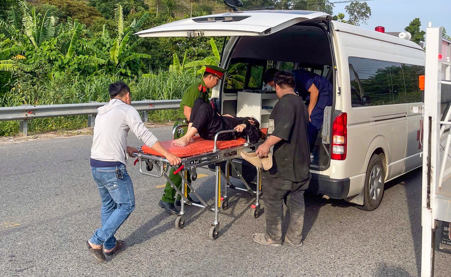 C&ocirc;ng an x&atilde; đưa thai phụ 7 th&aacute;ng bị tai nạn giao th&ocirc;ng đi cấp cứu- Ảnh 1.