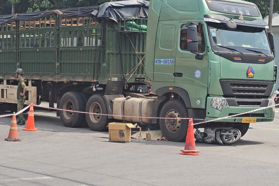 Xe đầu k&eacute;o va chạm xe m&aacute;y, nữ c&ocirc;ng nh&acirc;n tử vong thương t&acirc;m- Ảnh 1.
