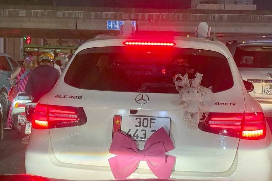 H&agrave; Nội: Đ&atilde; x&aacute;c định được danh t&iacute;nh chủ &ocirc; t&ocirc; Mercedes d&aacute;n nơ che lấp biển số- Ảnh 1.