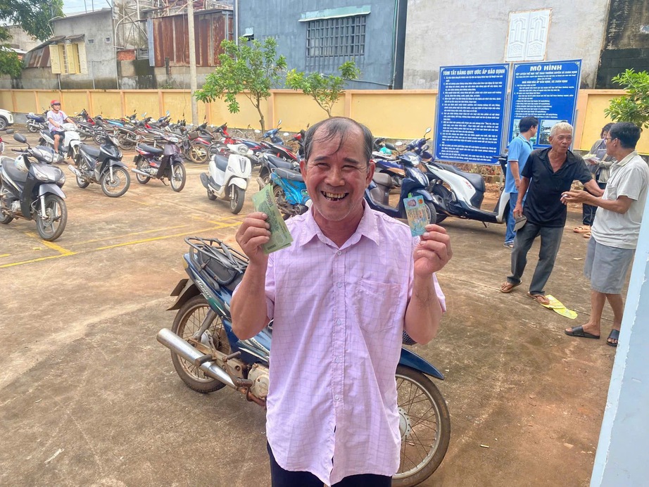 Đồng Nai: C&ocirc;ng an x&atilde; đi từng ng&otilde;, g&otilde; cửa từng nh&agrave; mang qu&agrave; Tết Độc lập đến người d&acirc;n- Ảnh 1.