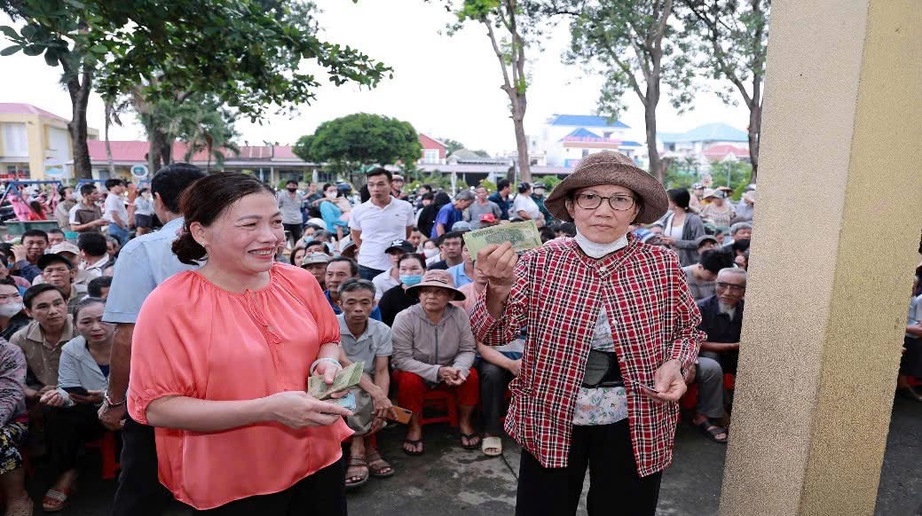 Đồng Nai: C&ocirc;ng an x&atilde; đi từng ng&otilde;, g&otilde; cửa từng nh&agrave; mang qu&agrave; Tết Độc lập đến người d&acirc;n- Ảnh 8.