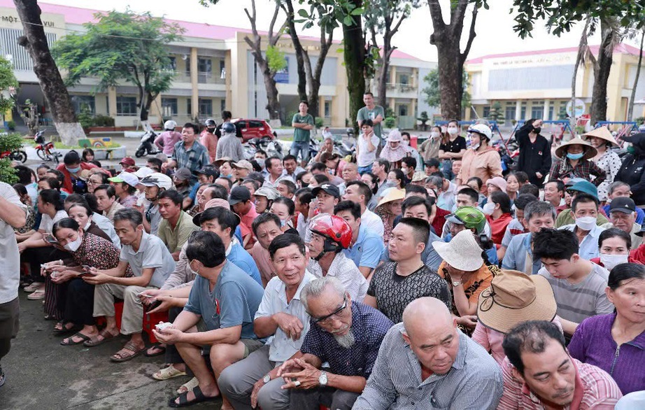 Đồng Nai: C&ocirc;ng an x&atilde; đi từng ng&otilde;, g&otilde; cửa từng nh&agrave; mang qu&agrave; Tết Độc lập đến người d&acirc;n- Ảnh 6.