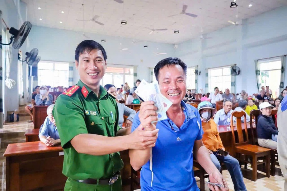 Đồng Nai: C&ocirc;ng an x&atilde; đi từng ng&otilde;, g&otilde; cửa từng nh&agrave; mang qu&agrave; Tết Độc lập đến người d&acirc;n- Ảnh 7.