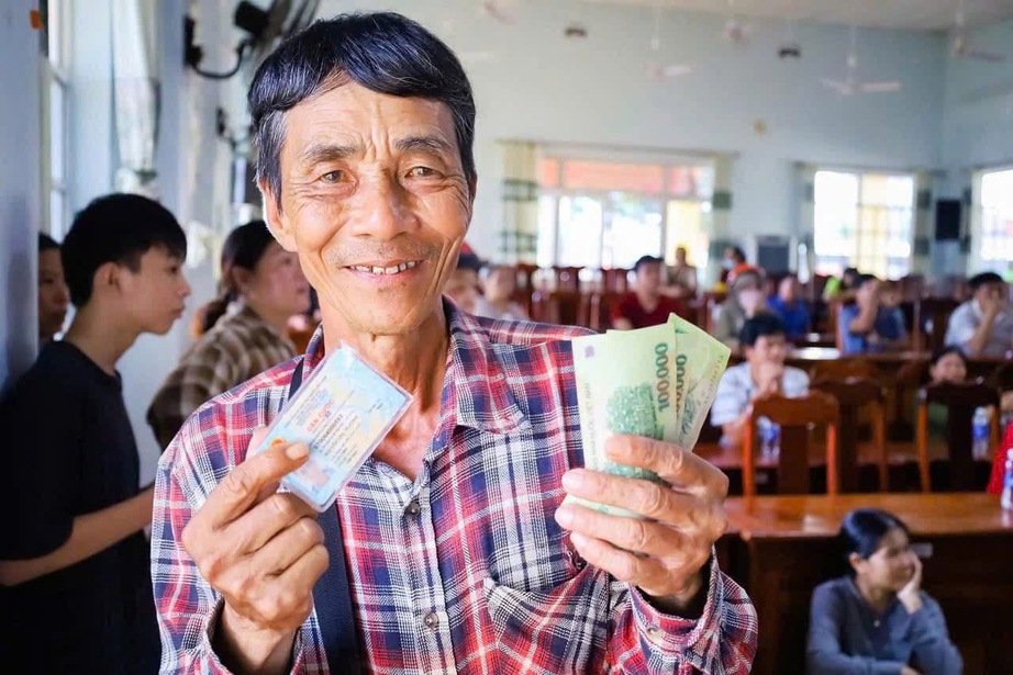 Đồng Nai: C&ocirc;ng an x&atilde; đi từng ng&otilde;, g&otilde; cửa từng nh&agrave; mang qu&agrave; Tết Độc lập đến người d&acirc;n- Ảnh 4.