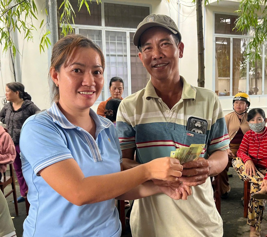 Đồng Nai: C&ocirc;ng an x&atilde; đi từng ng&otilde;, g&otilde; cửa từng nh&agrave; mang qu&agrave; Tết Độc lập đến người d&acirc;n- Ảnh 5.