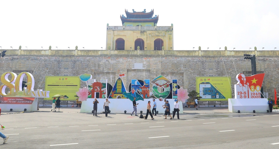 Hàng nghìn du khách tham quan, trải nghiệm không gian Truyền thống và Sáng tạo Hà Nội- Ảnh 1. Hàng nghìn du khách tham quan, trải nghiệm không gian Truyền thống và Sáng tạo Hà Nội- Ảnh 1.