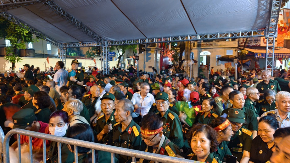 Cấp tốc bổ sung rạp che mưa nắng phục vụ cựu chiến binh xem diễu binh, diễu h&agrave;nh- Ảnh 9.