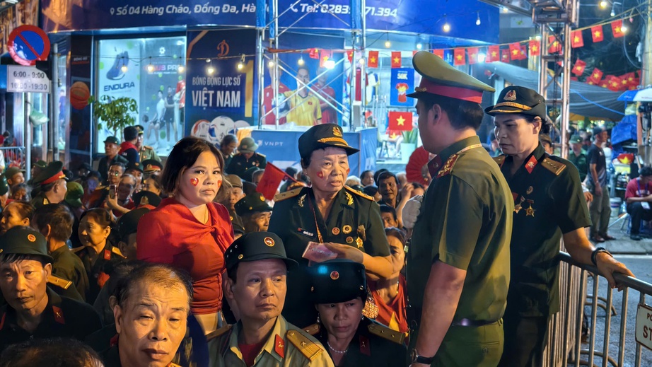 Cấp tốc bổ sung rạp che mưa nắng phục vụ cựu chiến binh xem diễu binh, diễu h&agrave;nh- Ảnh 11.