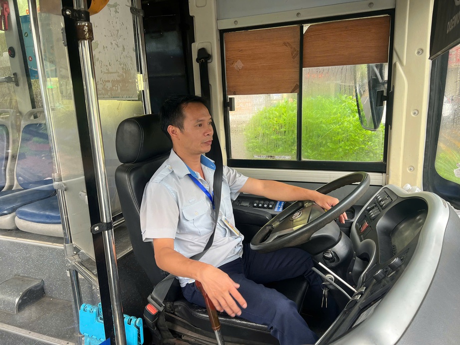 Xe buýt văn minh hơn mỗi ngày: An toàn, đúng giờ, thân thiện- Ảnh 2. Xe buýt văn minh hơn mỗi ngày: An toàn, đúng giờ, thân thiện- Ảnh 2.