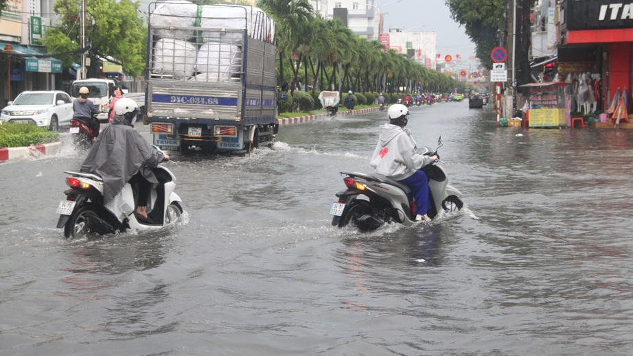 Kịp thời hỗ trợ người dân khắc phục hậu quả do dông lốc, mưa lớn ở Cà Mau- Ảnh 2. Kịp thời hỗ trợ người dân khắc phục hậu quả do dông lốc, mưa lớn ở Cà Mau- Ảnh 2.