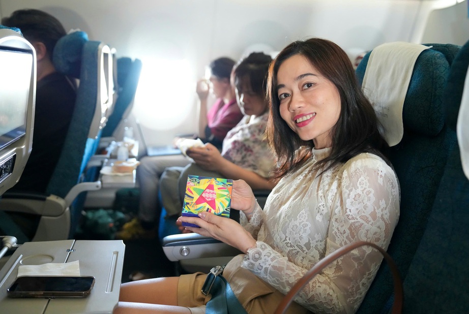Kh&aacute;ch bay Vietnam Airlines được thưởng thức b&aacute;nh trung thu miễn ph&iacute;- Ảnh 1.