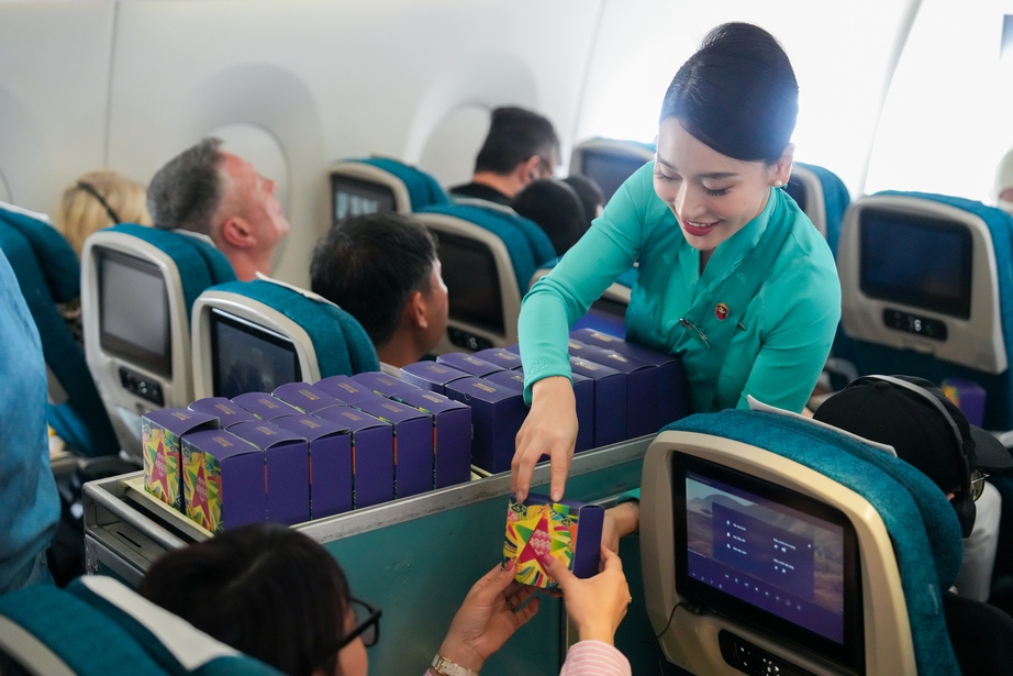 Kh&aacute;ch bay Vietnam Airlines được thưởng thức b&aacute;nh trung thu miễn ph&iacute;- Ảnh 4.