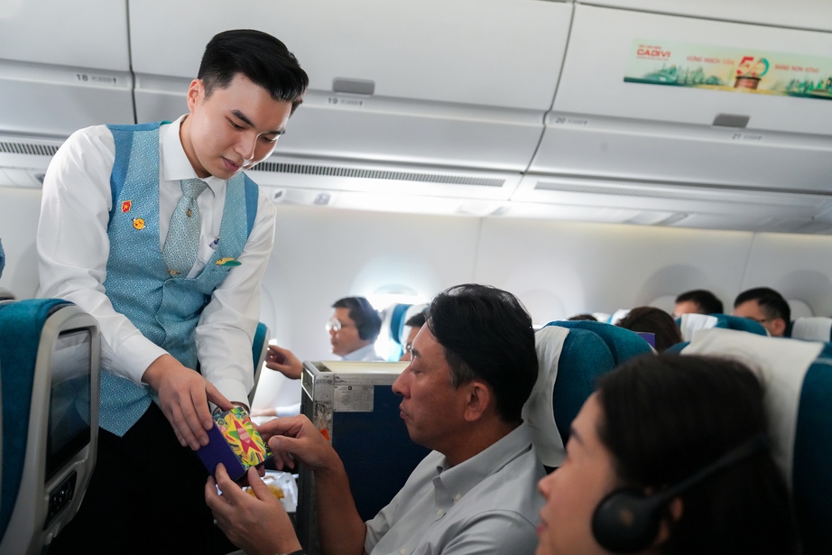 Kh&aacute;ch bay Vietnam Airlines được thưởng thức b&aacute;nh trung thu miễn ph&iacute;- Ảnh 6.