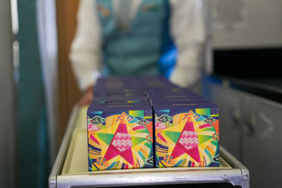 Kh&aacute;ch bay Vietnam Airlines được thưởng thức b&aacute;nh trung thu miễn ph&iacute;- Ảnh 5.