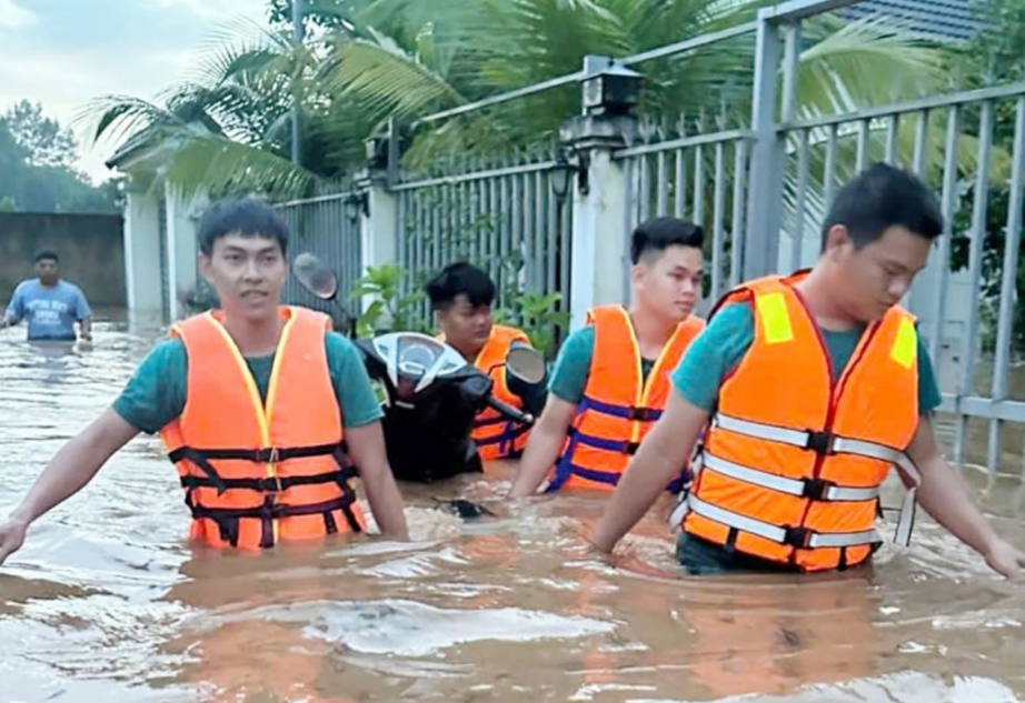 Đồng Nai: Mưa lớn li&ecirc;n tiếp, lũ d&acirc;ng nhanh, bộ đội trắng đ&ecirc;m sơ t&aacute;n d&acirc;n khỏi biển nước- Ảnh 1.