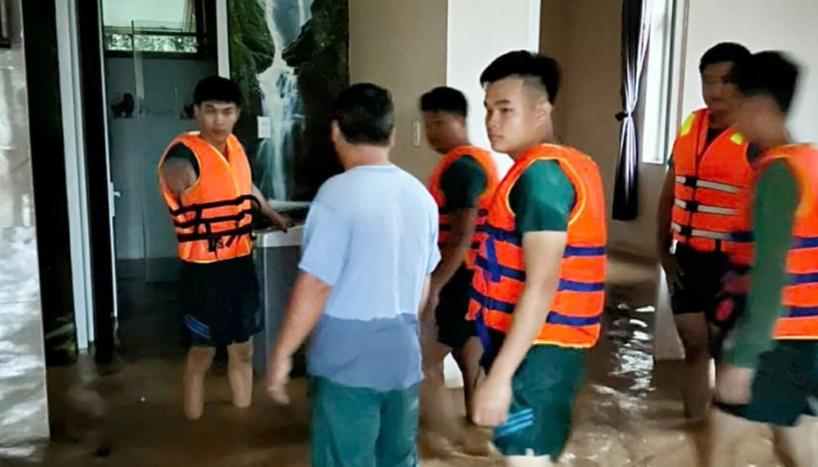 Đồng Nai: Mưa lớn li&ecirc;n tiếp, lũ d&acirc;ng nhanh, bộ đội trắng đ&ecirc;m sơ t&aacute;n d&acirc;n khỏi biển nước- Ảnh 2.