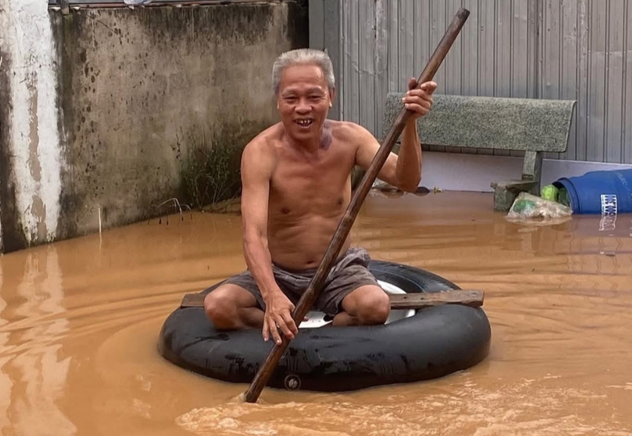 Nước s&ocirc;ng Bu&ocirc;ng d&acirc;ng cao, h&agrave;ng trăm hộ d&acirc;n Đồng Nai khổ sở chạy lũ- Ảnh 4.