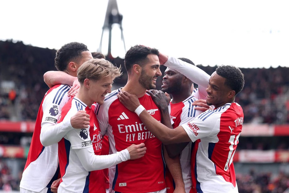 Trực tiếp Ngoại hạng Anh 2025-2026: Arsenal đấu Nottingham, Chelsea chạm mặt Brentford- Ảnh 1. Trực tiếp Ngoại hạng Anh 2025-2026: Arsenal đấu Nottingham, Chelsea chạm mặt Brentford- Ảnh 1.