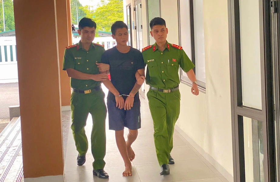 Thanh H&oacute;a: Đối tượng say xỉn mang dao đến trụ sở ch&eacute;m ph&oacute; c&ocirc;ng an x&atilde; bị thương- Ảnh 1.