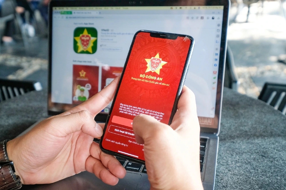Kh&ocirc;ng được y&ecirc;u cầu c&ocirc;ng d&acirc;n xuất tr&igrave;nh giấy tờ đ&atilde; được t&iacute;ch hợp tr&ecirc;n VNeID- Ảnh 1.