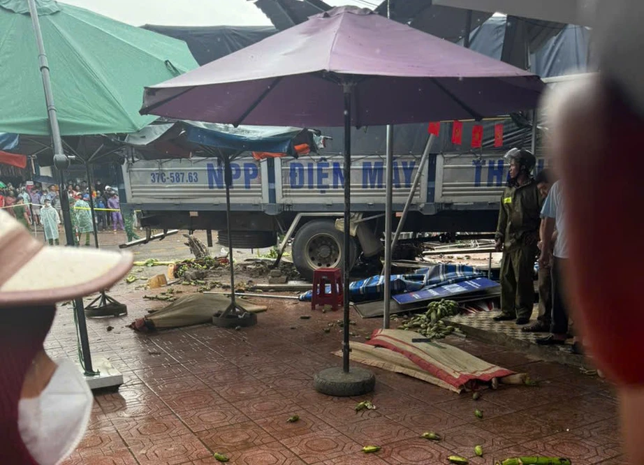 Khoảnh khắc &ocirc; t&ocirc; tải lao sang khu chợ b&ecirc;n QL9 qua Quảng Trị l&agrave;m nhiều người thương vong- Ảnh 1.