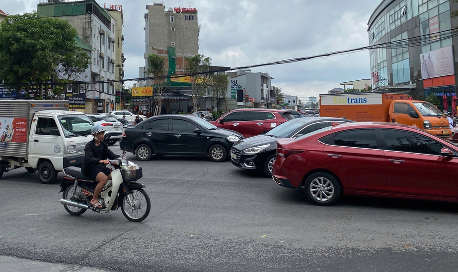 Nghệ An: Ngã tư kẹt xe nhất thành Vinh bao giờ hết tắc?- Ảnh 4. Nghệ An: Ngã tư kẹt xe nhất thành Vinh bao giờ hết tắc?- Ảnh 4.