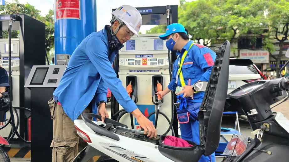 Gi&aacute; xăng dầu đồng loạt tăng, RON 95 vượt 20.600 đồng/l&iacute;t- Ảnh 1.