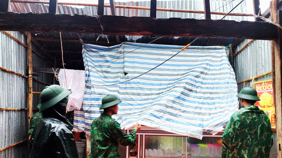 Kịp thời hỗ trợ người dân khắc phục hậu quả do dông lốc, mưa lớn ở Cà Mau- Ảnh 1. Kịp thời hỗ trợ người dân khắc phục hậu quả do dông lốc, mưa lớn ở Cà Mau- Ảnh 1.