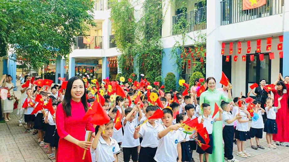 Lương gi&aacute;o vi&ecirc;n phổ th&ocirc;ng c&oacute; thể l&ecirc;n tới 18 triệu đồng/th&aacute;ng- Ảnh 1.