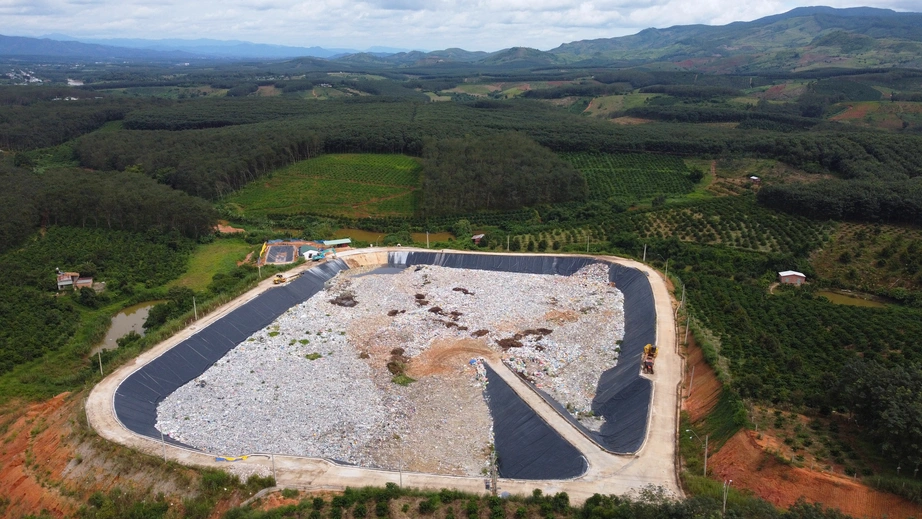 Khắc phục xong sự cố vỡ hố chứa r&aacute;c ở Quảng Ng&atilde;i- Ảnh 1.