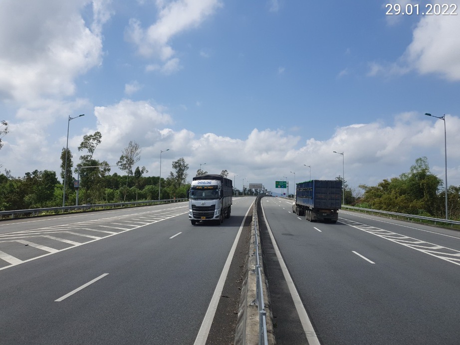 Cục CSGT đề nghị ph&acirc;n l&agrave;n &ocirc; t&ocirc; tải, xe kh&aacute;ch tr&ecirc;n 8 đoạn tuyến cao tốc- Ảnh 1.