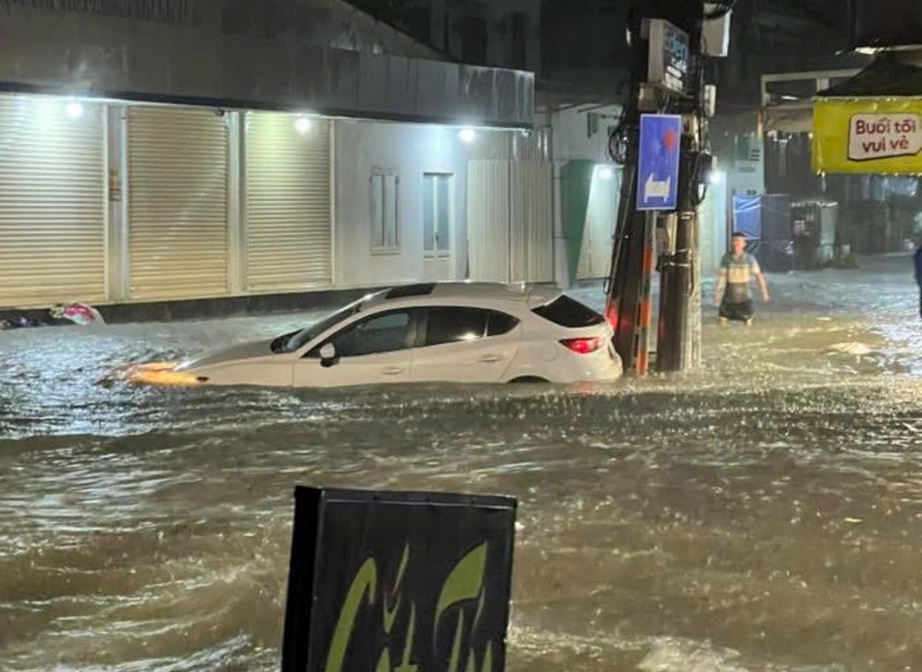 Nhiều khu vực ở Đồng Nai ngập do mưa lớn, người d&acirc;n b&igrave; b&otilde;m lội nước về nh&agrave;- Ảnh 4.