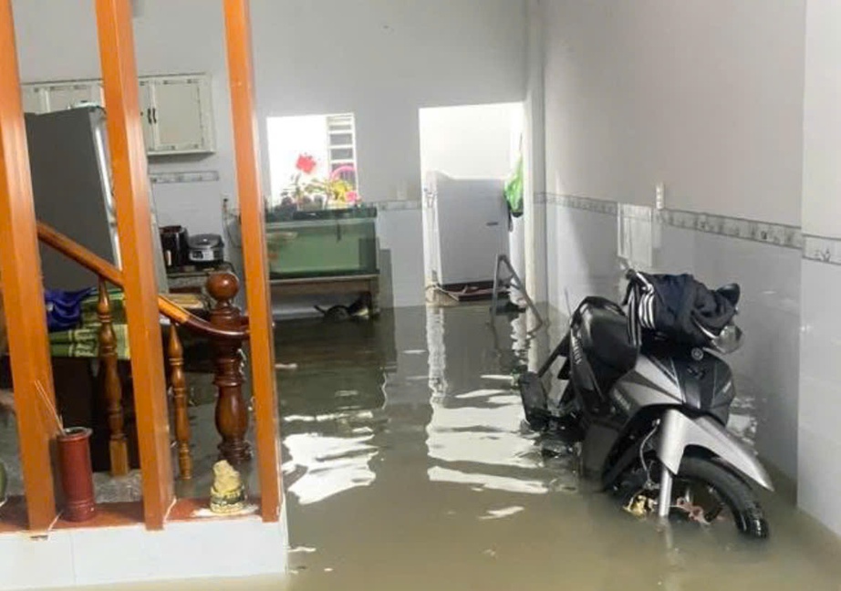 Nhiều khu vực ở Đồng Nai ngập do mưa lớn, người d&acirc;n b&igrave; b&otilde;m lội nước về nh&agrave;- Ảnh 8.