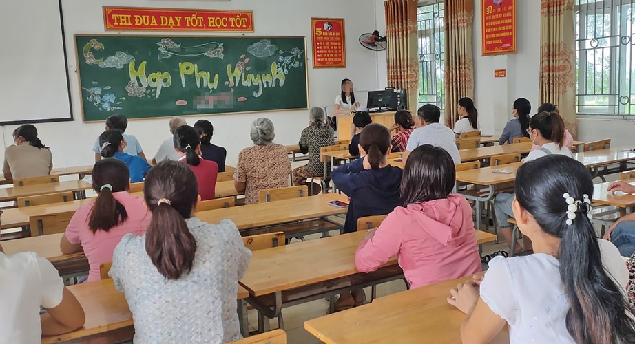 Miễn học ph&iacute;, phụ huynh vẫn canh c&aacute;nh với lạm thu- Ảnh 1.