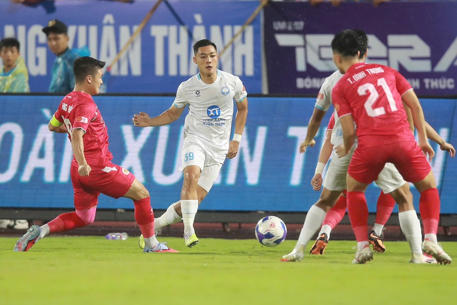 V-League: Quang Hải tỏa s&aacute;ng, C&ocirc;ng an H&agrave; Nội thắng dễ Nam Định- Ảnh 1.