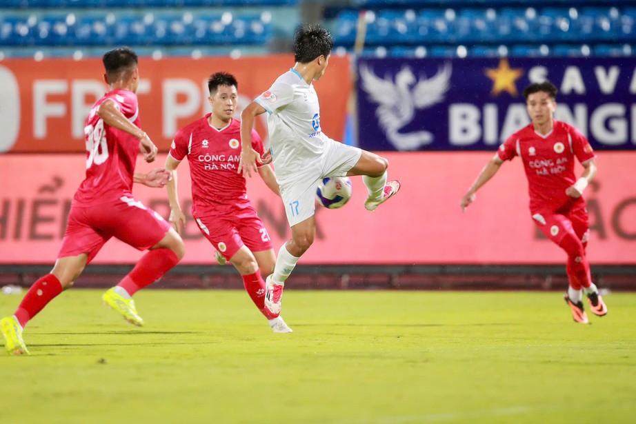 V-League: Quang Hải tỏa s&aacute;ng, C&ocirc;ng an H&agrave; Nội thắng dễ Nam Định- Ảnh 2.